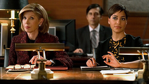 Extrait photo de la série "The Good Fight" avec les deux personnages féminins principaux assises derrière un bureau en salle d'audience, elles font face à l'objectif