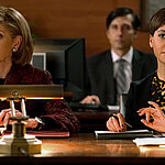 Extrait photo de la série "The Good Fight" avec les deux personnages féminins principaux assises derrière un bureau en salle d'audience, elles font face à l'objectif